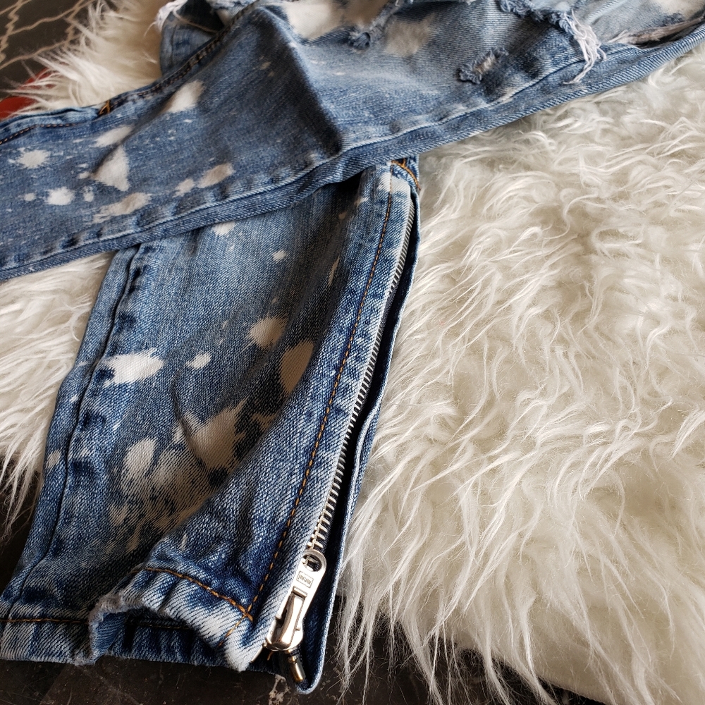 Distressed Jeans - Picture 2 of 6